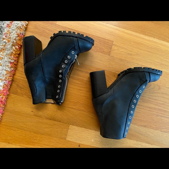 Black Report Signature boots. Women’s size 8. - Picture 2 of 5